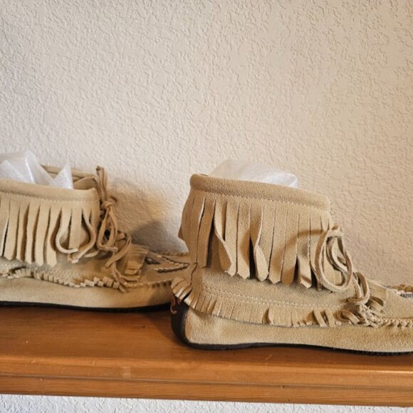 Minnetonka Women's Size 8.5 Fringe Rubber Soled Beaded Tan Moccasins - Picture 5 of 9